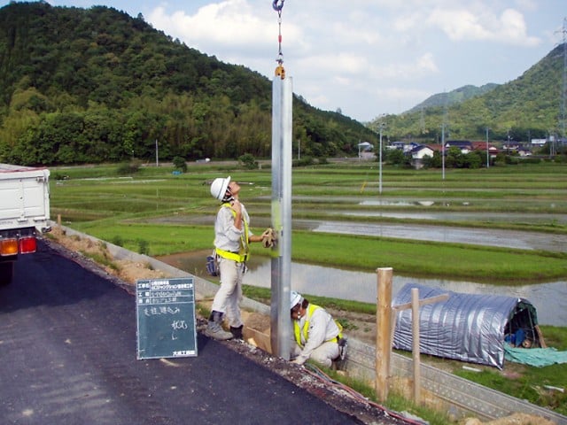 支柱建込状況　通筋に溶接固定