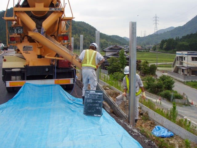 基礎工（鋼管ぐい）施工状況　中埋めコンクリート打設　表面板の順で設置