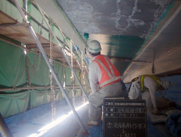 含浸接着剤塗布状況　ローラーにて含浸接着剤（下塗り）塗布