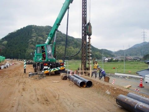 基礎工（鋼管ぐい）施工状況　オーガ掘削